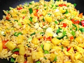 step9: 待白飯均勻染黃後，灑上葱花，淋辣醬油，灑白胡椒，用鍋鏟稍微拌炒一下（此時可試一下味道，若味道太淡，可再加一點鹽）。