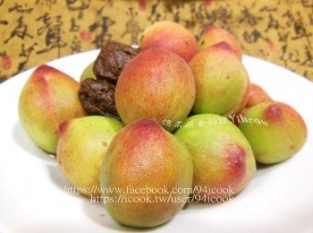 step2: 桃子洗淨瀝乾，用鹽巴醃漬殺青去表面細毛，放ㄧ會兒，倒去苦水，再加入幾顆話梅和開水一起拌勻，放入冰箱，有空就拿出來拌ㄧ拌，隔天入味就可以吃了