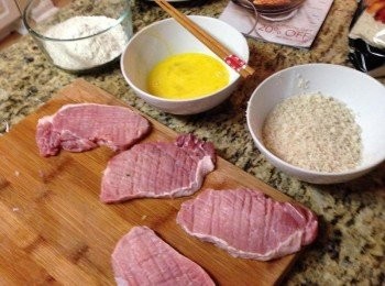 step2: 接下來就是所謂炸物的過三關啦！把麵粉、蛋液、麵包粉放在碗裡按順序排列好，（此時可以熱油鍋了），然後將豬排按順序裹上。