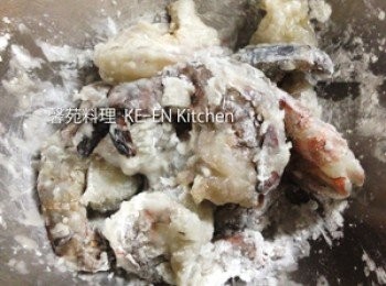 step2: 蝦仁、鹽、蛋白、薑汁、太白粉、拌勻備用