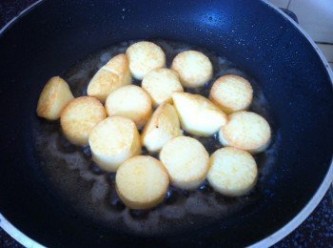 step2: 玉子豆腐切拉煎香待用。