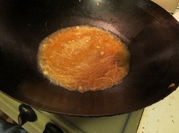 step4: 接著加入去除水分的粉丝和<span class="group_2">調味料</span>，煮至湯汁滾起。