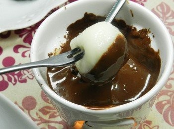 step8: 起鍋後的湯圓就可以下巧克力鍋滾一下~