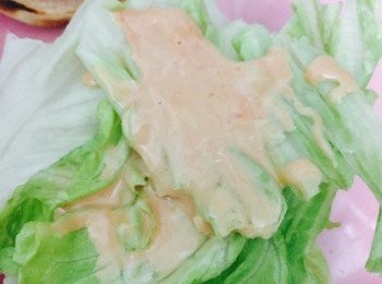 step6: 漢堡包放上生菜，千島醬