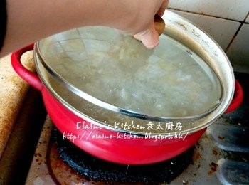 step3: 再煲滾後蓋上蓋轉慢火煲1小時(期間小心滾瀉)