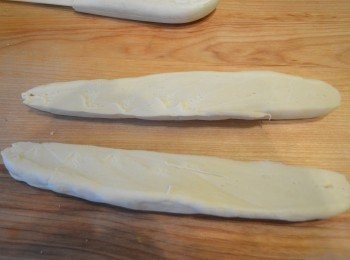 step13: 將麵團用刀橫向切半，然後分別用雙手來回推揉成粗細均勻的圓形長條。