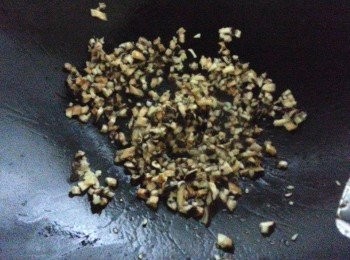 step2: 取一鍋蒜末爆香再將香菇下鍋炒香