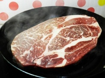 step2: 烙痕鍋熱好後，薄薄的抹上一層油，就可以將牛排入鍋，這一個28吋的烙痕鍋，剛好煎這片大牛排!!