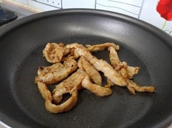 step3: 易潔鍋燒熱油， 下豬頸肉片炒至熟透及微焦備用