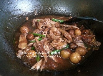 step8: 將鴨腿取出去骨 , 腿肉放回鑊中加入蔥段拌勻炒片刻即可