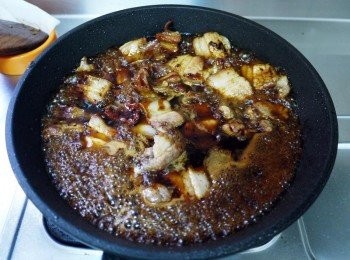 step8: 開小火、關抽油煙機，倒入紹興酒(倒酒時要小心，以免危險)稍微煨煮2分鐘