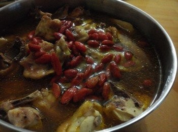 step5: 最後將紹興酒汁料倒進雞件保鮮盒中, 汁料要蓋過雞件, 放入冰箱內冷藏一天