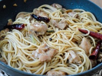 step5: 下雞、花生和意粉快炒均勻即可！