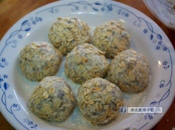 step5: 再次把蝦丸搓圓。