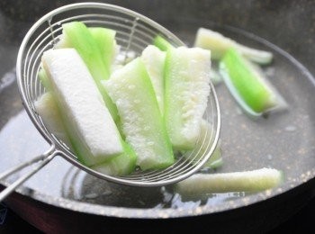 step2: 準備【鈦讚鍋深平底28cm】裝入適量的水滾煮，再放入絲瓜川燙後起鍋