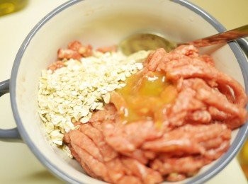 step1: 免治牛肉用以上醃料拌均至起膠, 醃15分鐘