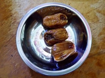 step3: 在煲好前，把蜜棗壓爛出味便可。