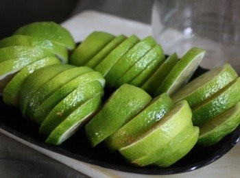 step2: 將放置在鍋中的檸檬盡力洗乾淨表皮上可能殘留的農藥，

並放在鍋中浸泡大約3-4小時後取出，將檸檬去掉頭尾蒂

頭，再將檸檬切片[不要太厚]。