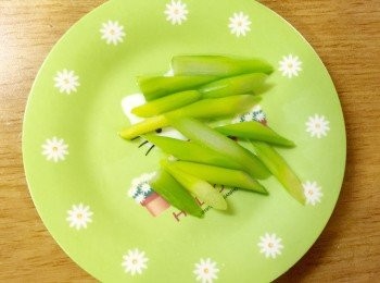 step2: 先把新鮮蘆筍削皮後切長斜片，然後煮熟撈起放涼備用