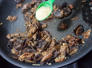step7: 加入半茶匙砂糖炒勻