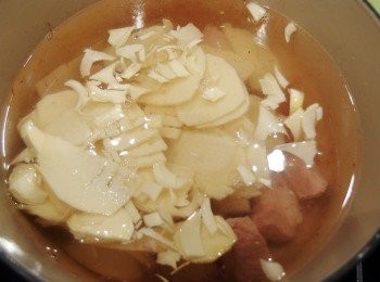 step5: 沿用原鍋放入小排及冬筍,加入適量的冷水煮滾。