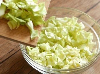 step1: 把青椰菜切成 1 – 2 cm 邊長方塊。