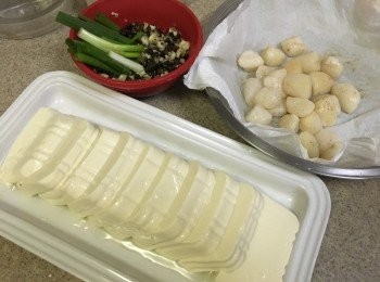 step1: 先將豆腐吸乾水份平放在碟中，再切件, 豆豉浸水沖洗後瀝乾, 混合剁碎的蒜蓉(喜歡原粒豆豉的 可以不剁豆豉 喜歡豆豉碎 可以混合蒜蓉再剁), 蔥切段