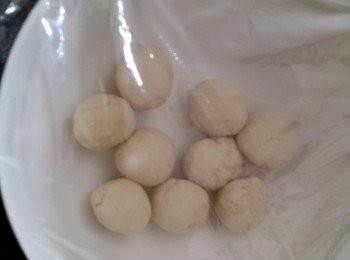 step1: 暖水倒入中筋麵粉搓成9粒麵糰, 每粒約15克, 蓋上保鮮紙靜待20分鐘.