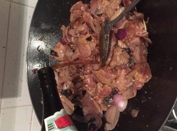 step6: 再落雞，炒下佢就落酒