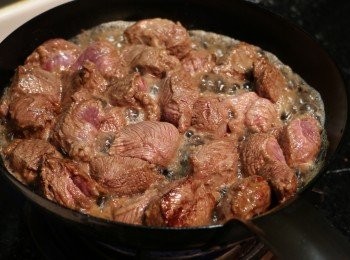 step5: 牛肉用平底鍋將表面煎一下