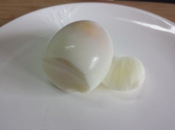 step2: 將雞蛋底部切平，讓蛋能「站立」。