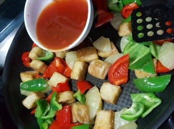 step8: 再倒入獻汁料炒至略為收汁即可