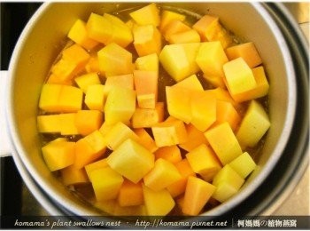 step5: 青木瓜用清水洗淨，削皮後分切成丁狀後，也一併放入至電鍋中。