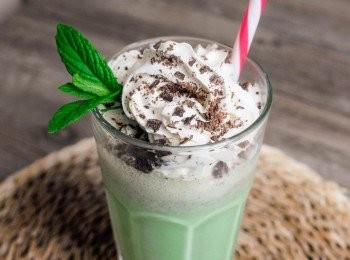 step2: 可在奶昔上加忌廉，灑上巧克力碎作裝飾