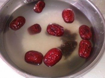 step3: 將白米沖洗乾淨放入鍋中，把紅棗與龍眼加入，並加冷水8分滿