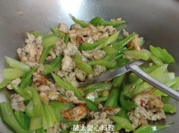 step4: 落雞枊ㄧ起炒均上碟,可享用。