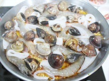 step6: 水分被米吸收後放上海鮮們~~~