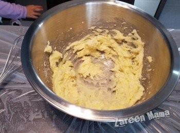 step2: 先將牛油同糖用電動打蛋器攪勻. 
打至淺黃色加入雞蛋，打勻