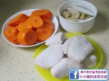 step1: 蘿蔔去皮以滾筒式切塊；瘦肉洗淨汆水；其他藥材用清水浸10分鐘~