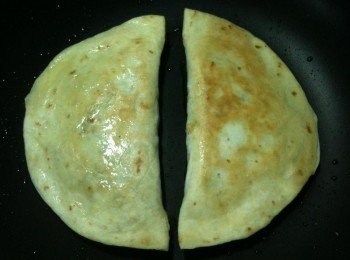 step25: (2) 待餅皮呈「恰恰」的狀態時，翻面續煎。