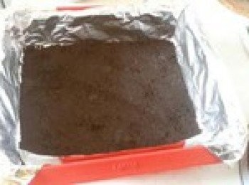 step1: 首先，在模具中鋪好錫紙；把黃油融化+奧利奧餅乾底弄得粉碎。我是用在HK買的現成奧利奧餅乾粉做的，非常省力。把餅乾底壓平壓緊實後放入冰箱冷藏。