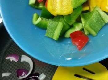 step5: 再將已洗淨切件的三色椒加入炒勻