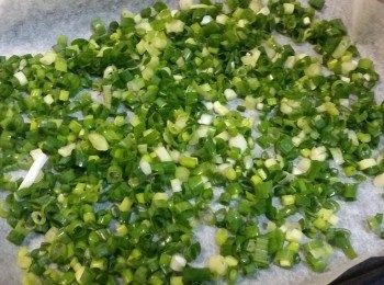 step4: 平鋪葱粒自然風乾/用風筒吹乾。