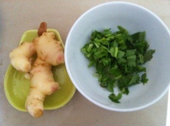 step1: 將嫩姜洗淨用刀背剁成蓉，莞茜洗淨切粒待用。