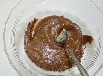 step7: 巧克力放進微波爐用500w,1分30秒微波加熱後拿出來拌勻,