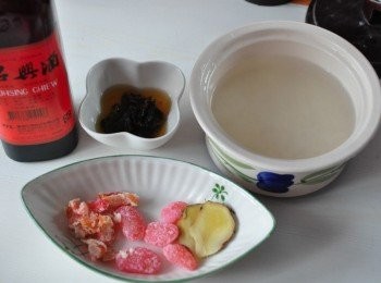 step1: 將圓糯米泡熱水約20分鐘、龍眼乾泡些熱水軟化，桔餅剝碎、大紅豆、薑片、紹興酒備用