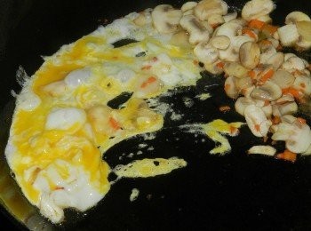 step4: 將炒好的蘑菇料推向一邊，打個蛋入鍋