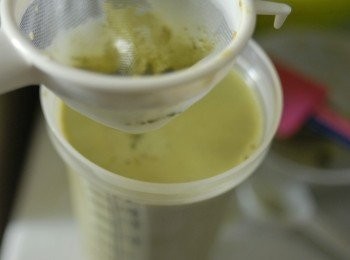 step4: 用篩過濾，用匙羹將篩出的粉粒也壓過篩，倒入容器內，拌勻。靜置室溫30分鐘，然後放入雪櫃最少三小時