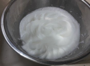 step2: 旦白2隻，加入旦白塔塔粉，打起至泡沫變幼細。