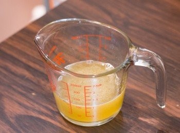 step9: 蛋糕焗好後取出放涼約 10 分鐘才脫膜
等待的時候可預備檸檬糖水，檸檬榨出大約 4 湯匙 （60 毫升）檸檬汁（隔渣及果核），加同份量 4 湯匙的黃糖拌勻加熱至糖溶（可用微波爐）
蛋糕脫膜後放上有高度的網架，下面用焗盤墊著滴下的糖水，趁蛋糕還暖整個塗上檸檬糖水讓蛋糕吸收，放至全涼後即可切開享用